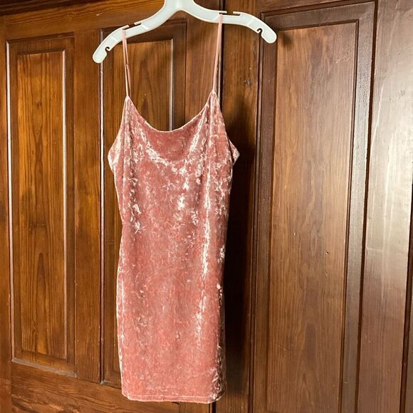 Ecote Dresses & Skirts - Ecote pink sleeveless spaghetti strap lined crushed velvet mini dress size L